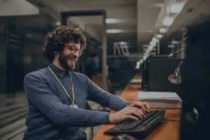 Lachender-Techniker-am-Arbeitsplatz