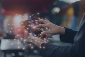 Zentrale Geräteverwaltung Hand auf Smartphone