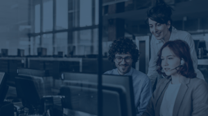 Drei Leute Zusammenarbeit Monitor -blau Header