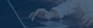 Frau am Laptop - header blau