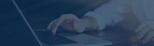 Frau-am-Laptop-header-blau